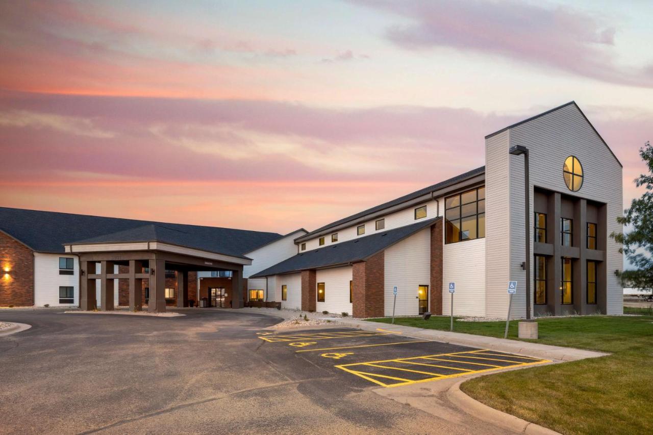 Best Western Watertown Inn & Suites Екстериор снимка