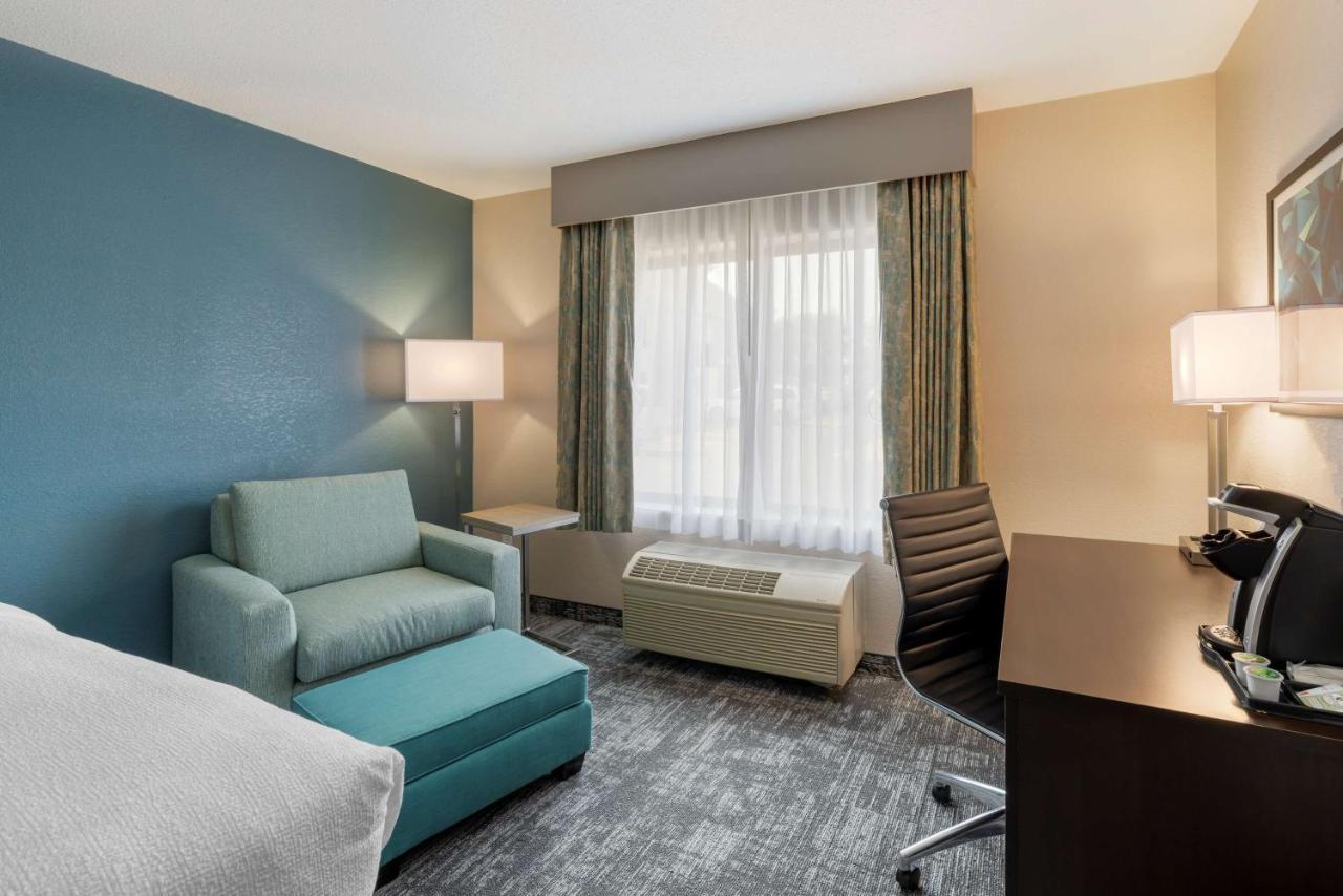 Best Western Watertown Inn & Suites Екстериор снимка