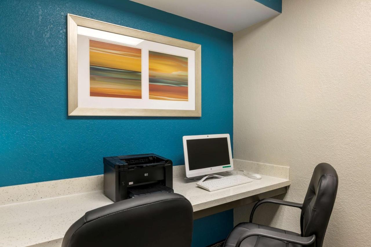 Best Western Watertown Inn & Suites Екстериор снимка
