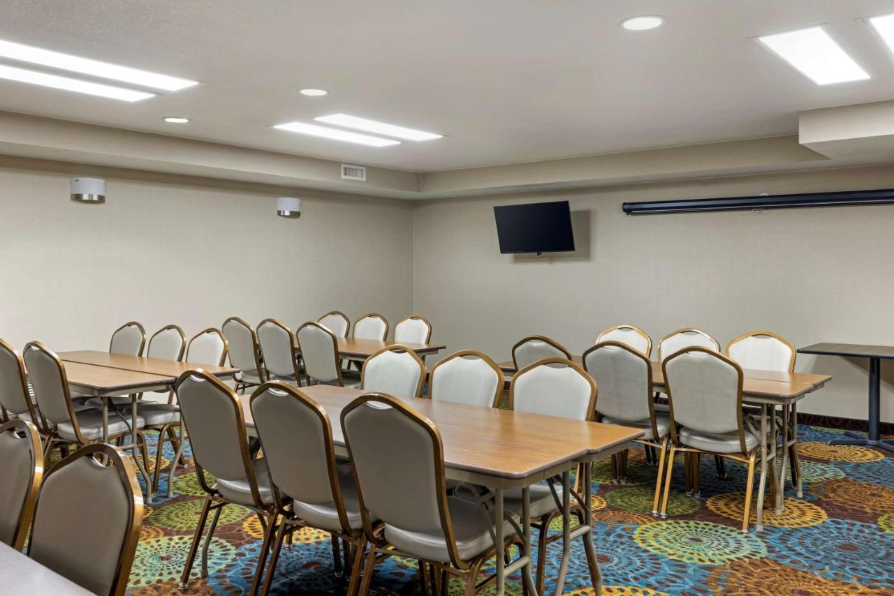 Best Western Watertown Inn & Suites Екстериор снимка