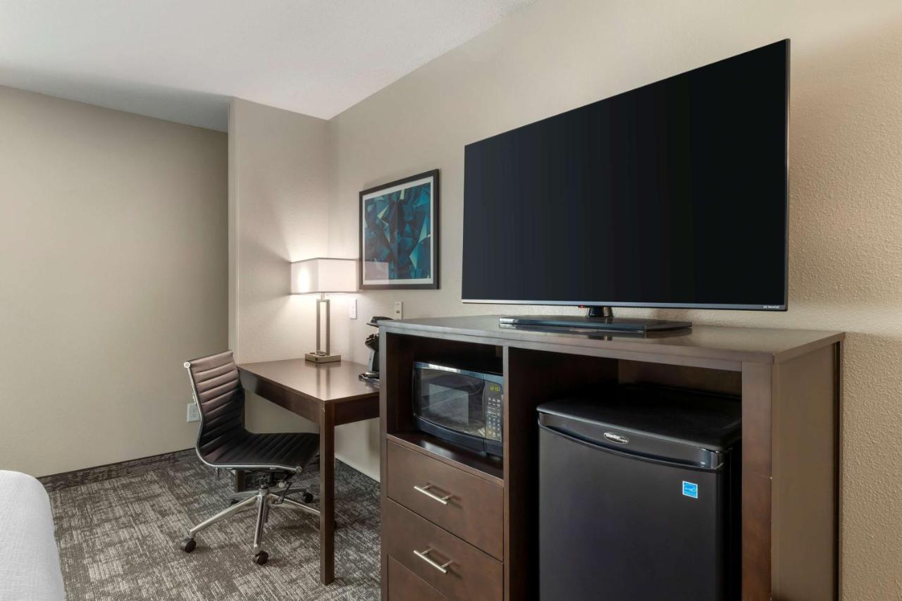 Best Western Watertown Inn & Suites Екстериор снимка