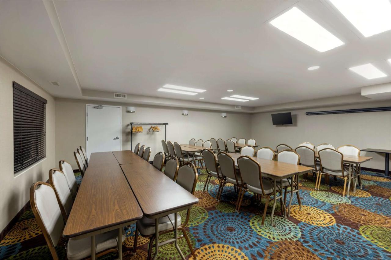 Best Western Watertown Inn & Suites Екстериор снимка