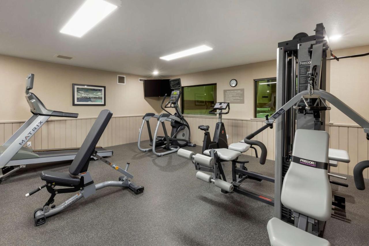 Best Western Watertown Inn & Suites Екстериор снимка